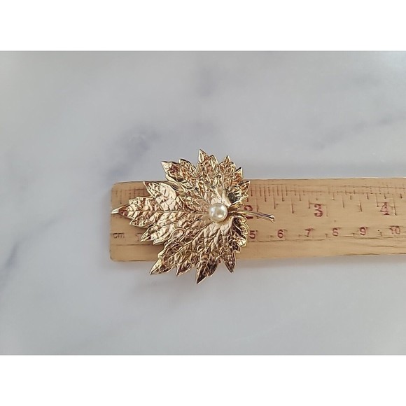 Vintage NAPIER Signed MAPLE LEAF PIN Gold Tone Brooch w/ Faux Pearl - Picture 9 of 10